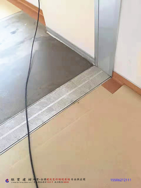 FDM地面变形缝安装.jpg
