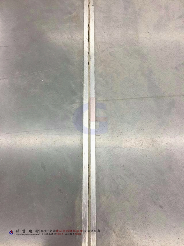 铠装缝对高质量混凝土地坪的作用.jpg