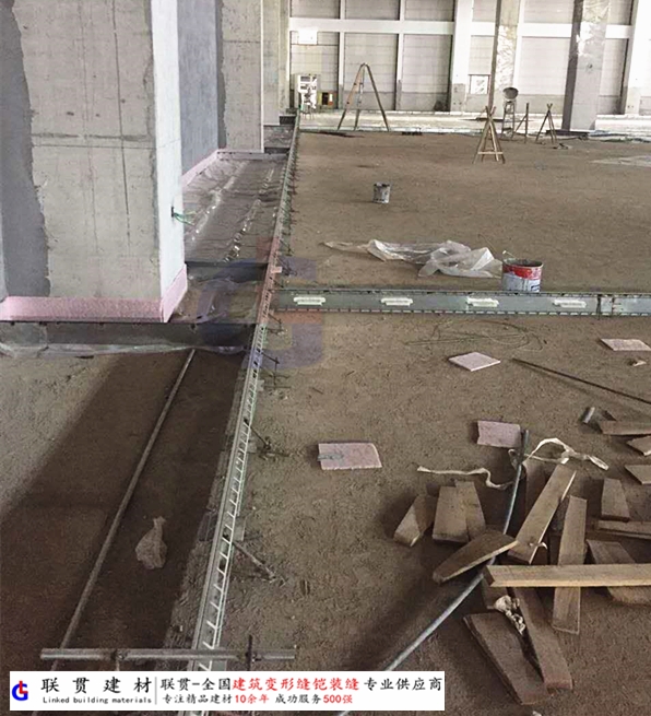 铠装缝对高质量混凝土地坪的作用.jpg