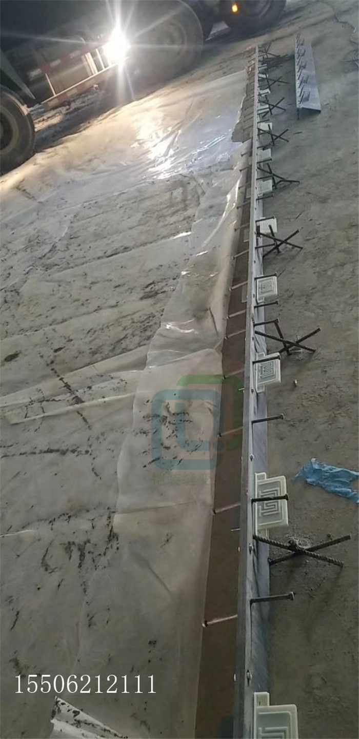 地面铠装缝.jpg